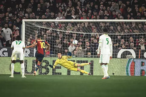 تراجع مفاجئ.. روما يسقط أمام جنوى في الدوري الإيطالي